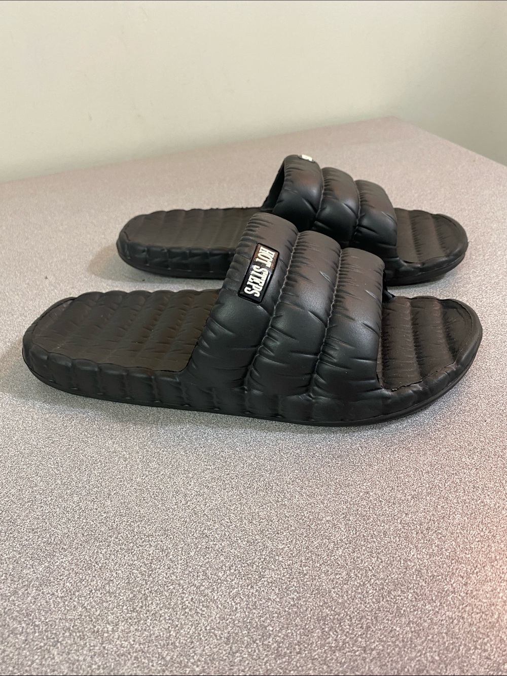 Hot steps - women’s quilted look slides. Size 7